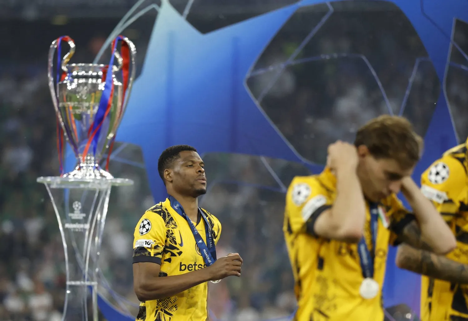 خسارة إنتر ميلان في نهائي الأبطال تثقل كاهل الفريق قبل مونديال الأندية (رويترز)