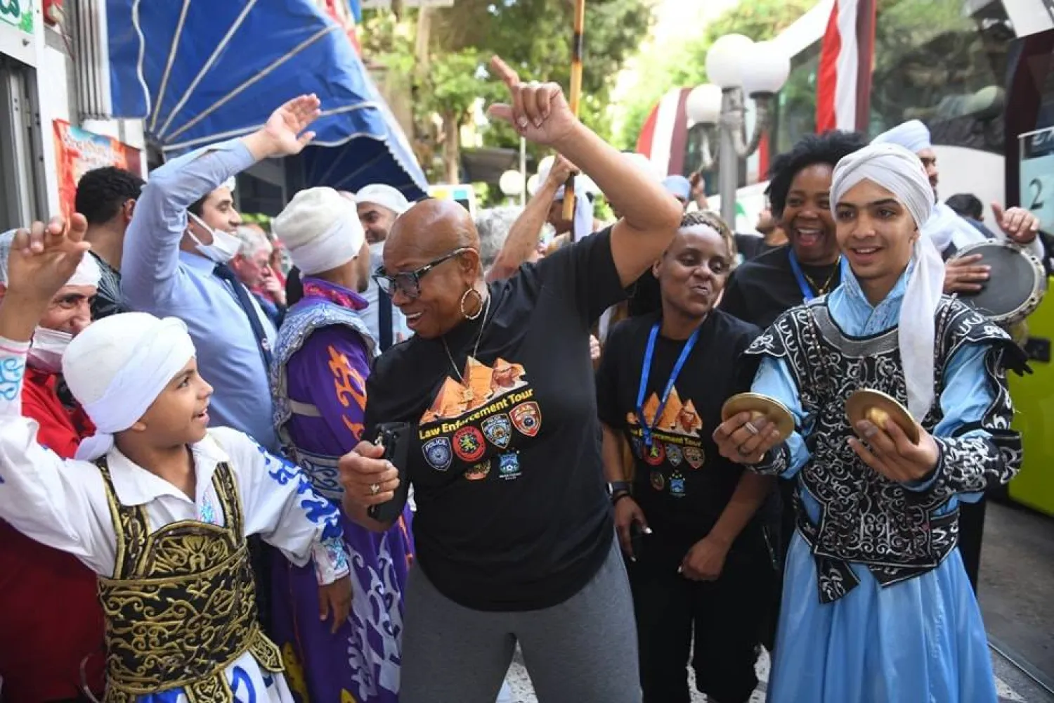 سائحون أجانب أمام المحل قبل تناول الكشري (حساب أبو طارق على «فيسبوك»)