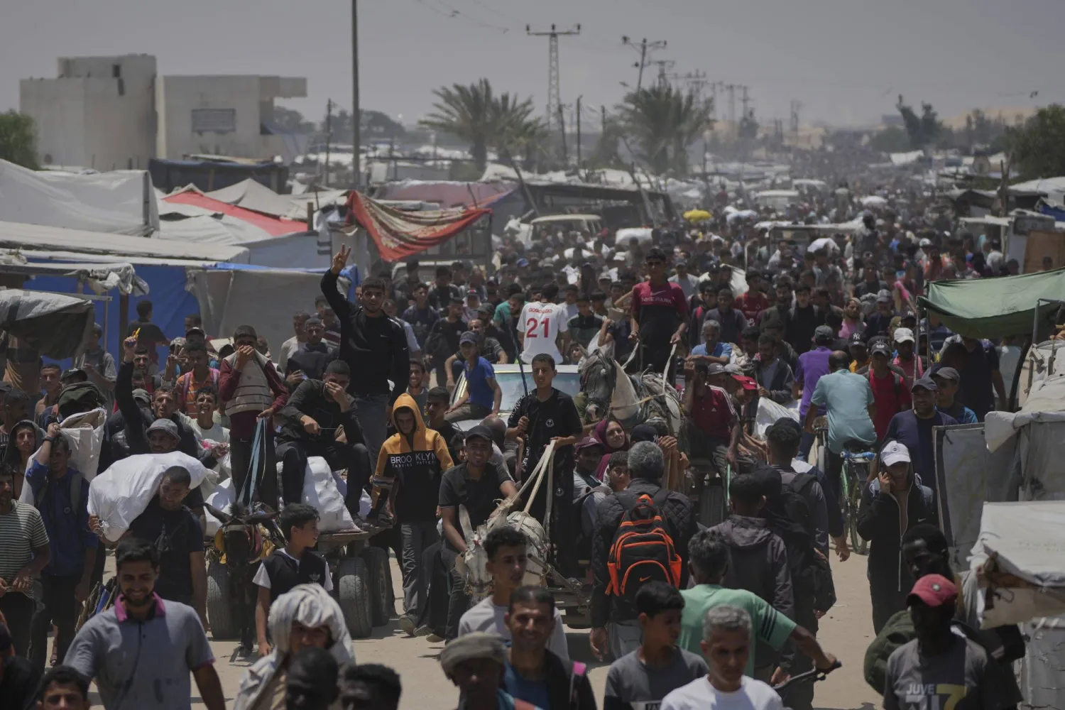 فلسطينيون يحملون أكياساً تحتوي على مساعدات غذائية وإنسانية قدمتها «مؤسسة غزة الإنسانية» في رفح جنوب قطاع غزة (أ.ب)