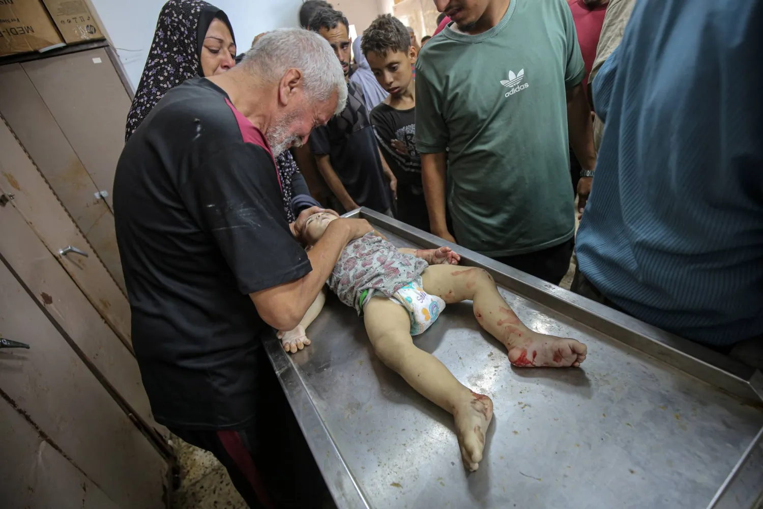 وزارة الصحة في قطاع غزة تحذر من أن مجمع الشفاء الطبي والمستشفى الأهلي العربي يواجهان خطر الخروج عن الخدمة خلال 24 ساعة (د.ب.أ)