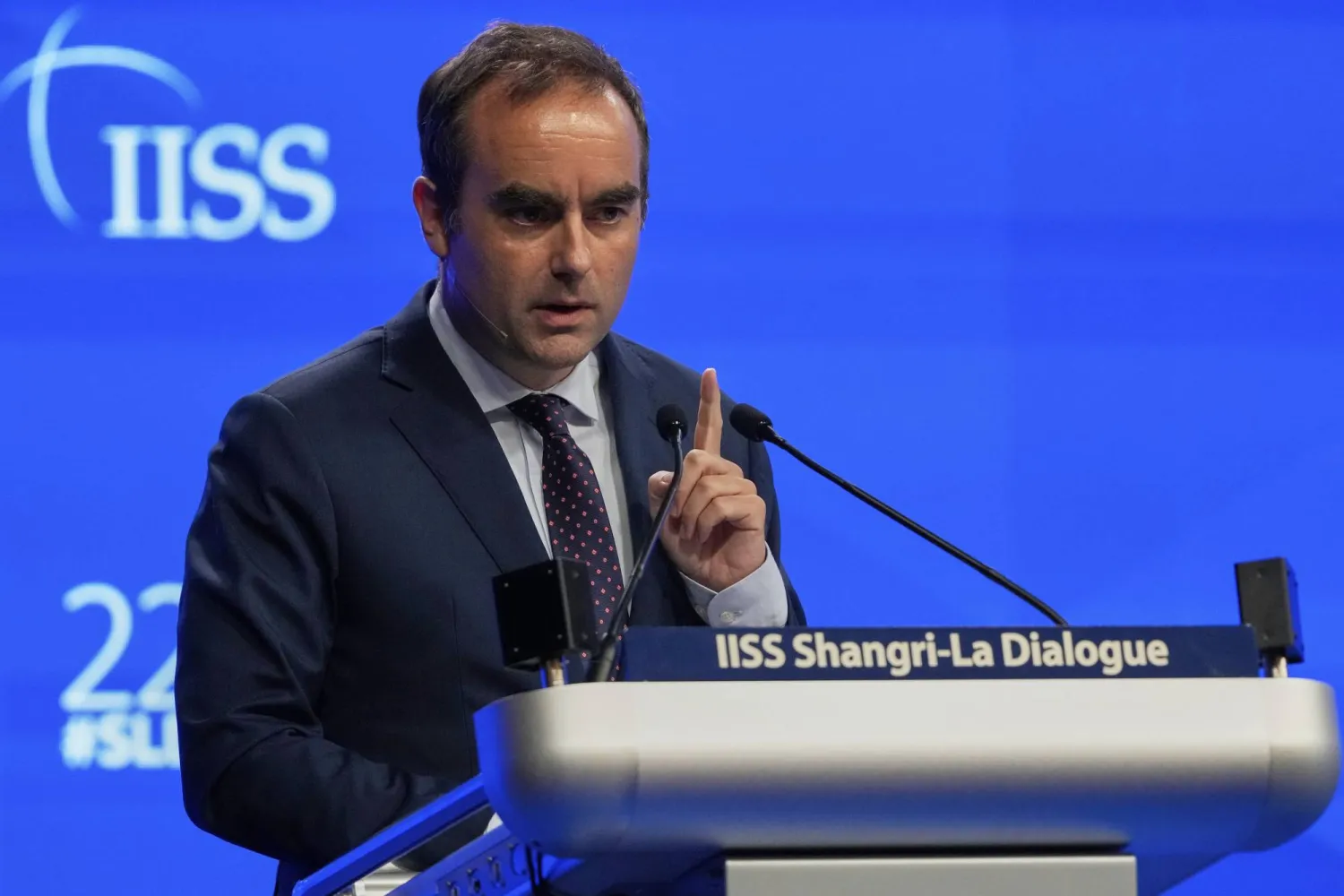 وزير الدفاع الفرنسي سيباستيان لوكورنو (أ.ب) 