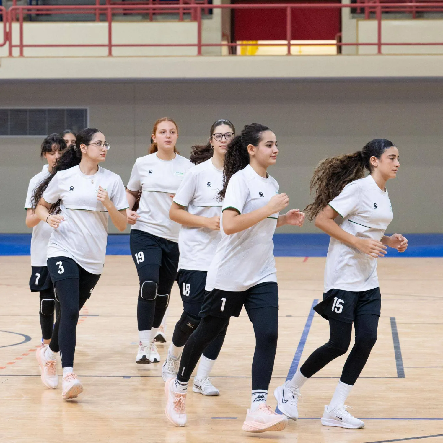 لاعبات أخضر الطائرة خلال تدريبات الإحماء (الشرق الأوسط)