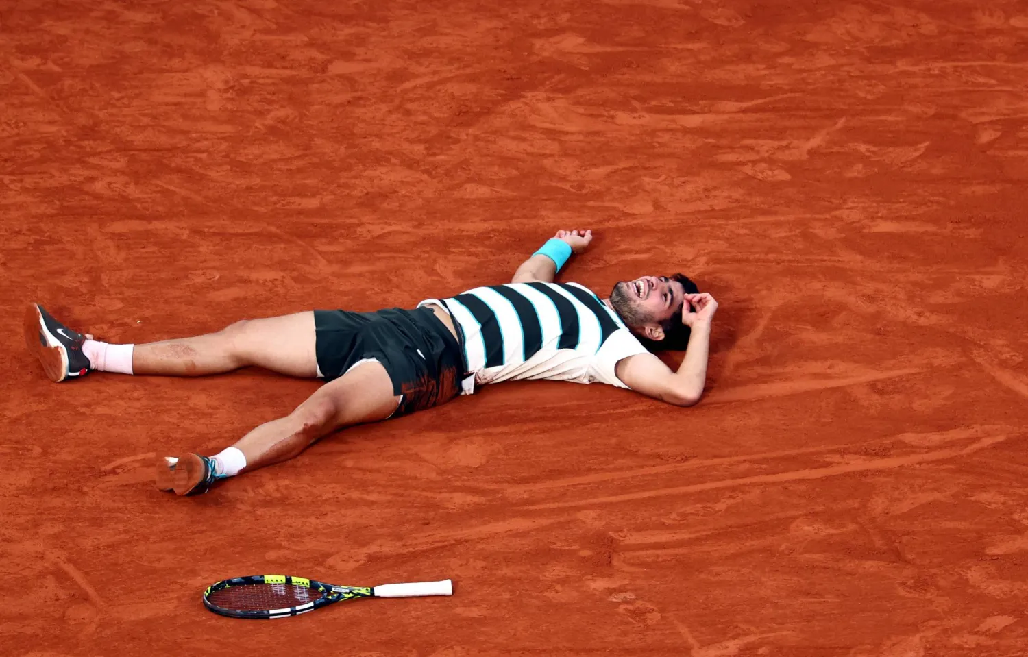 ألكاراس محتفلا بالإنجاز الجديد (إ.ب.أ)