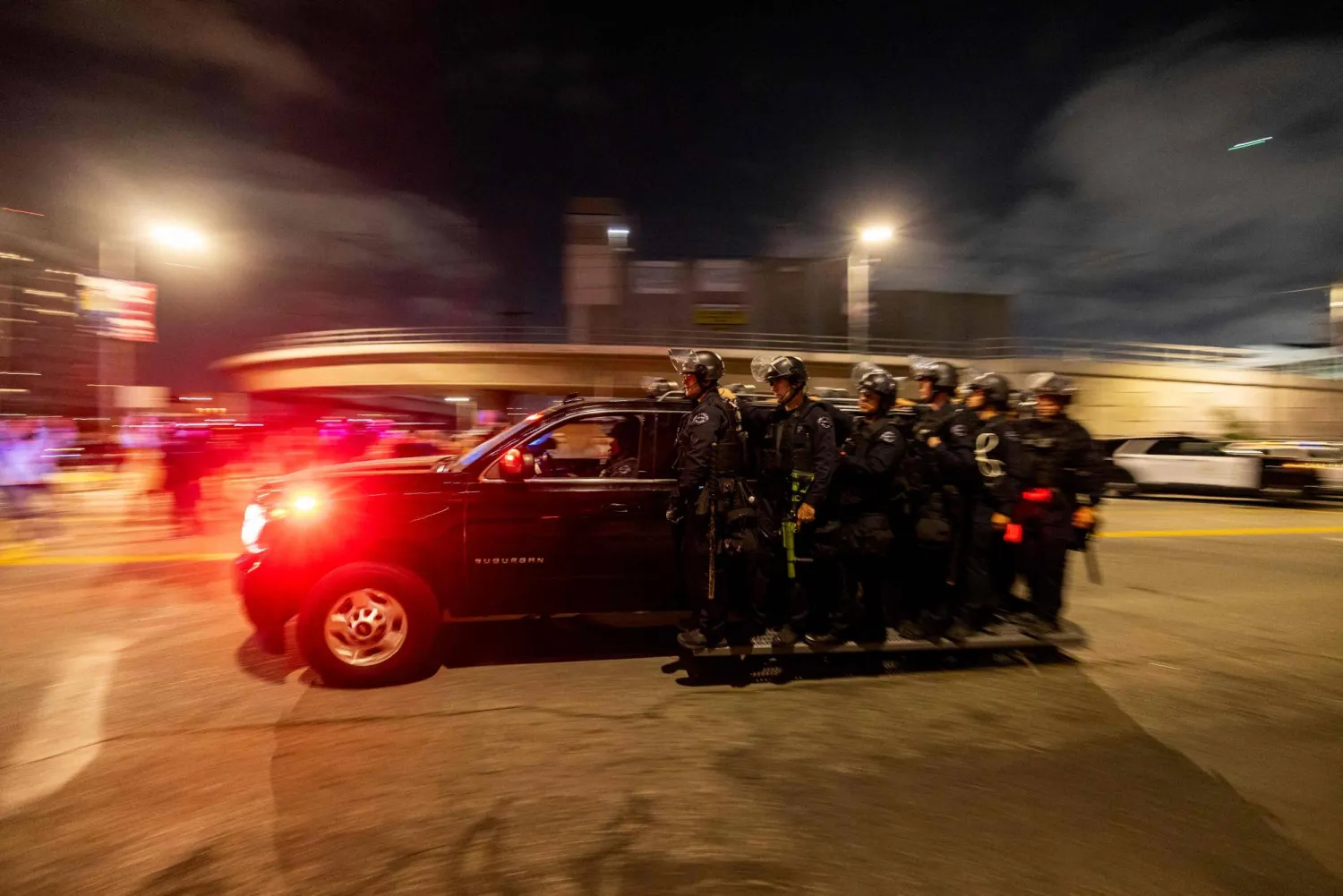 ضباط إنفاذ القانون في طريقهم لمواجهة المحتجين في لوس أنجليس الليلة قبل الماضية (أ.ف.ب) 