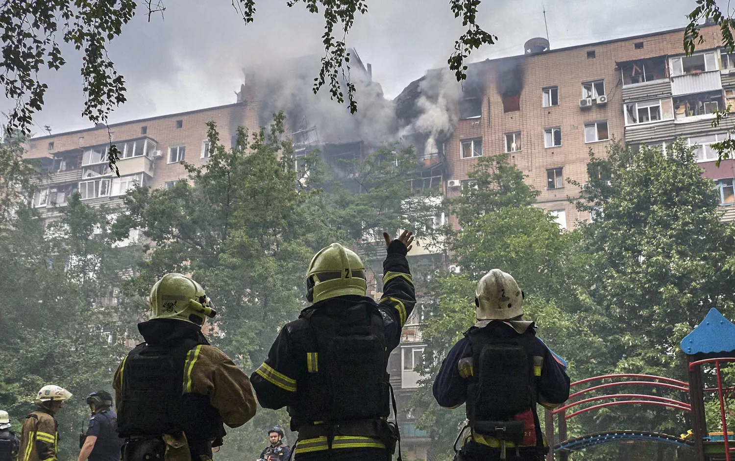 فريق إنقاذ يعمل في موقع هجوم بالمسيرات الروسية على خاركيف، يوم 7 يونيو (إ.ب.أ)