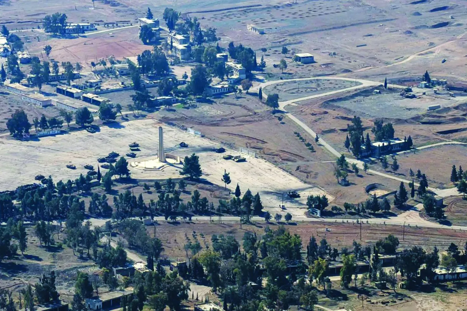 
صورة جوية تظهِر موقعاً عسكرياً استهدفته ضربات إسرائيلية فبراير الماضي في بلدة الكسوة جنوب دمشق (أ.ف.ب)