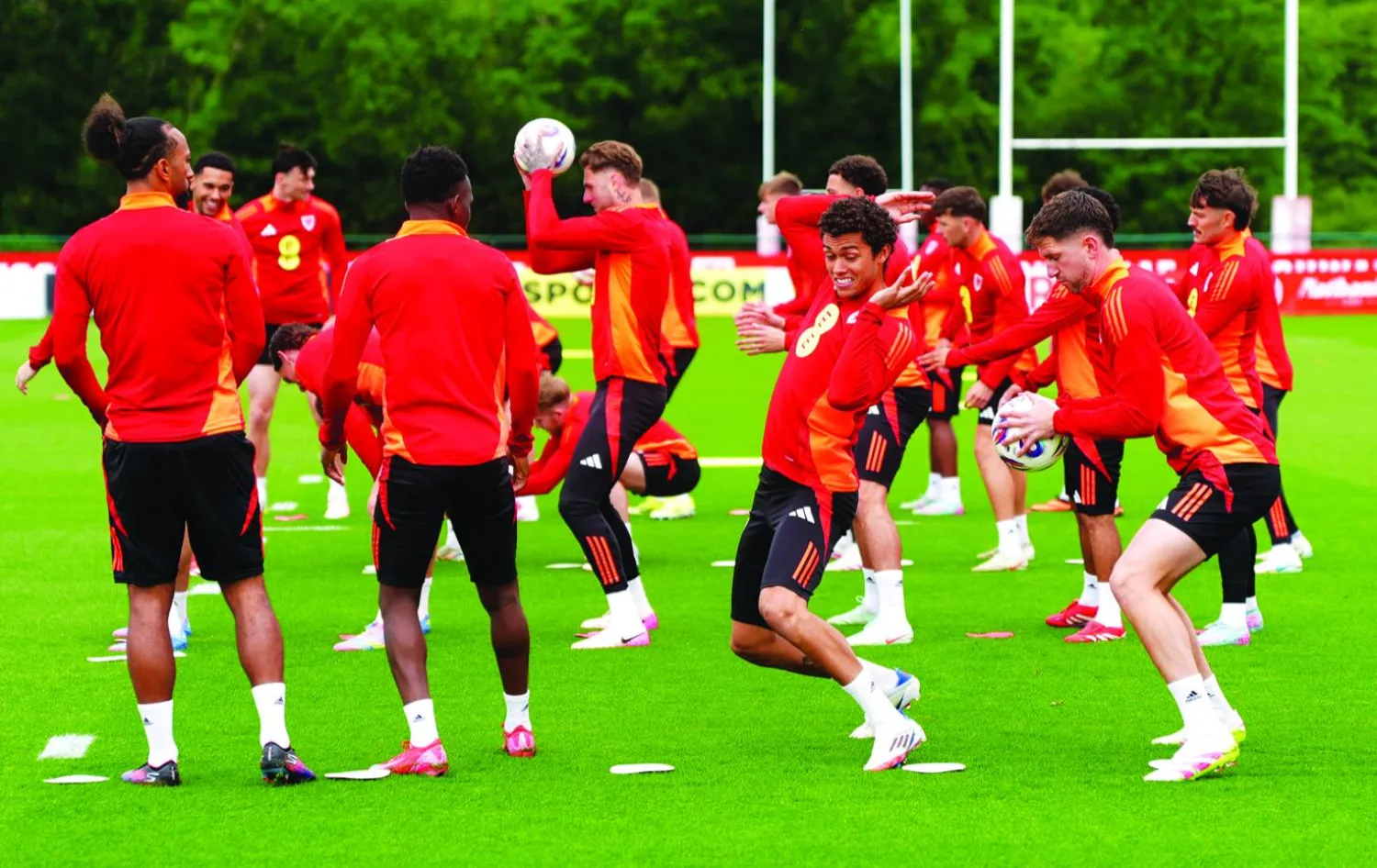 لاعبو ويلز متحمسون في التدريبات قبل مواجهة بلجيكا (ا ب)