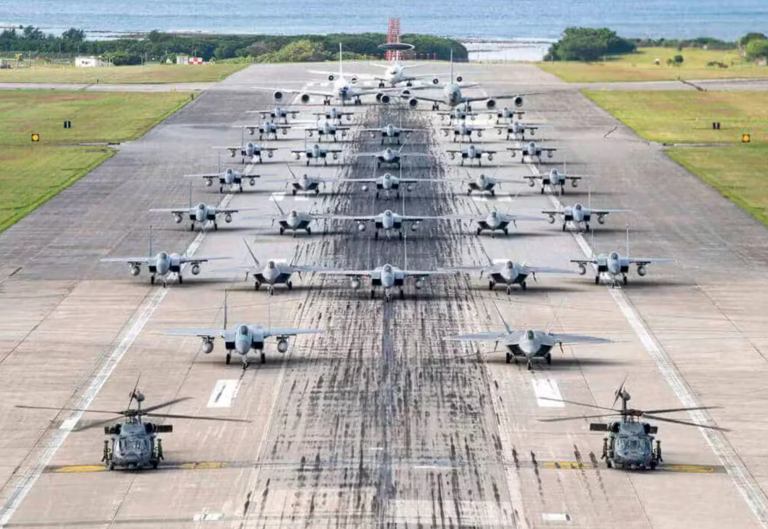 طائرات حربية على مدرج قاعدة كادينا الجوية باليابان (القوات الجوية الأميركية)