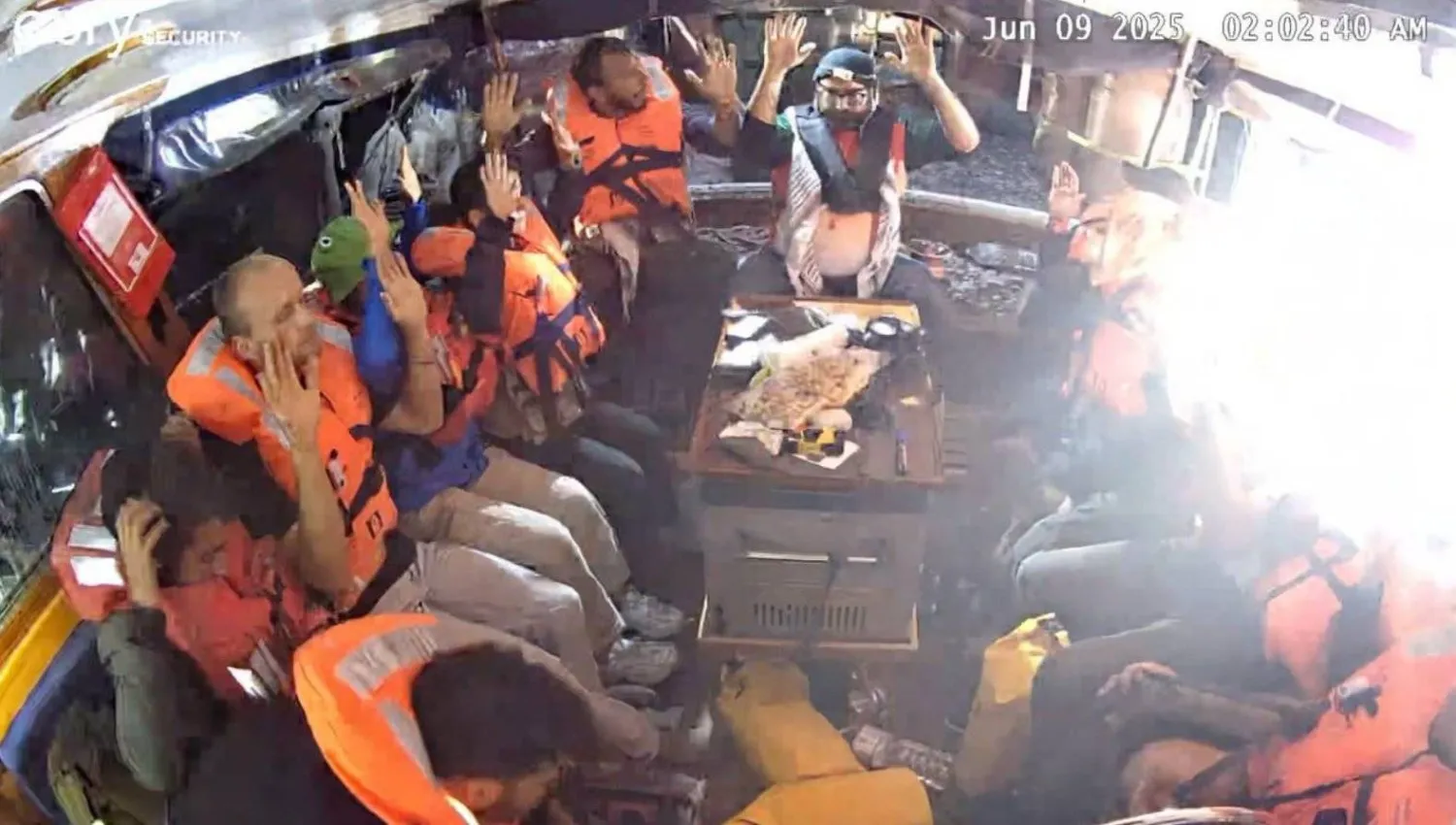 آخر ظهور للمتطوعين على متن السفينة «مادلين» التي سيطرت قوات إسرائيلية عليها فجر اليوم 