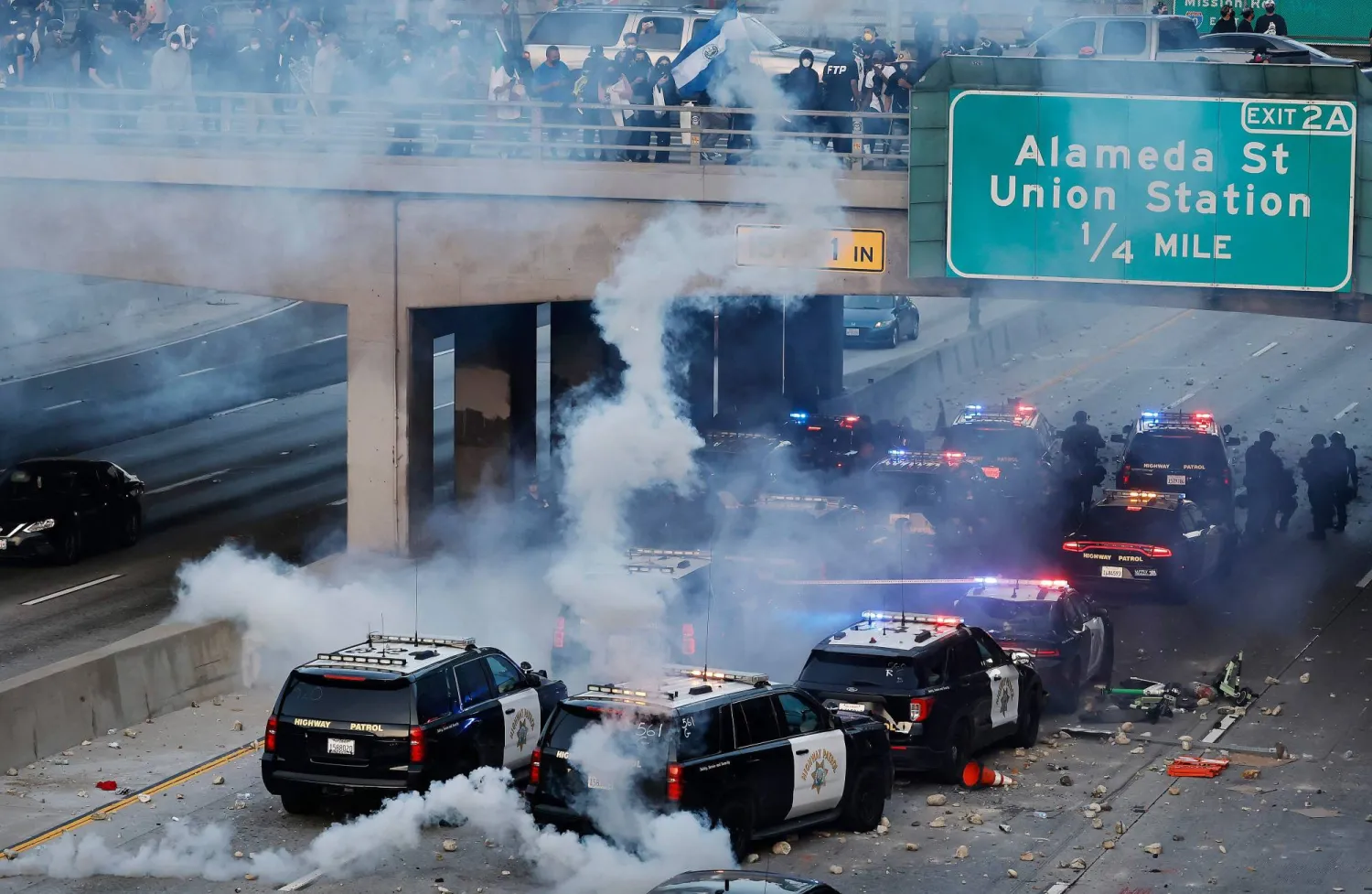 سيارات للشرطة بعضها محطم بعد إخلاء أحد شوارع لوس أنجليس من المتظاهرين (أ.ف.ب)