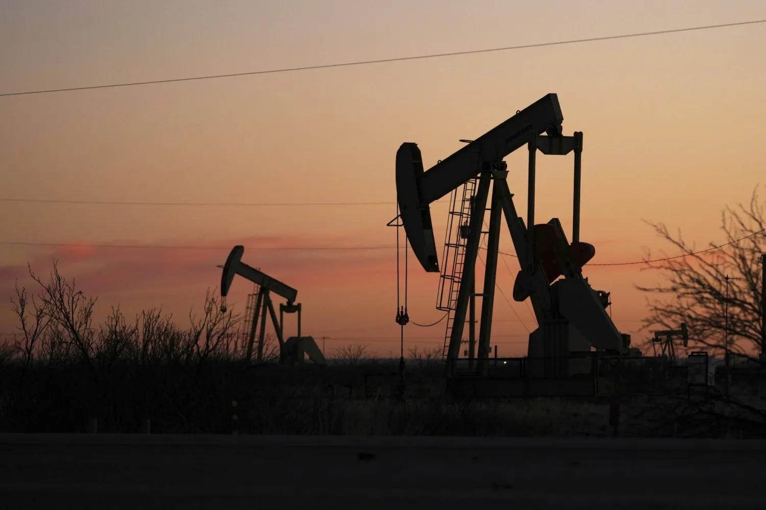 مضخات النفط قبل شروق الشمس في هوبز بنيومكسيكو (أ.ب)