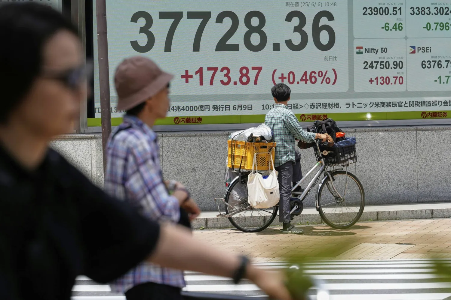 شخص يتابع مؤشر «نيكي» في طوكيو (أ.ب)