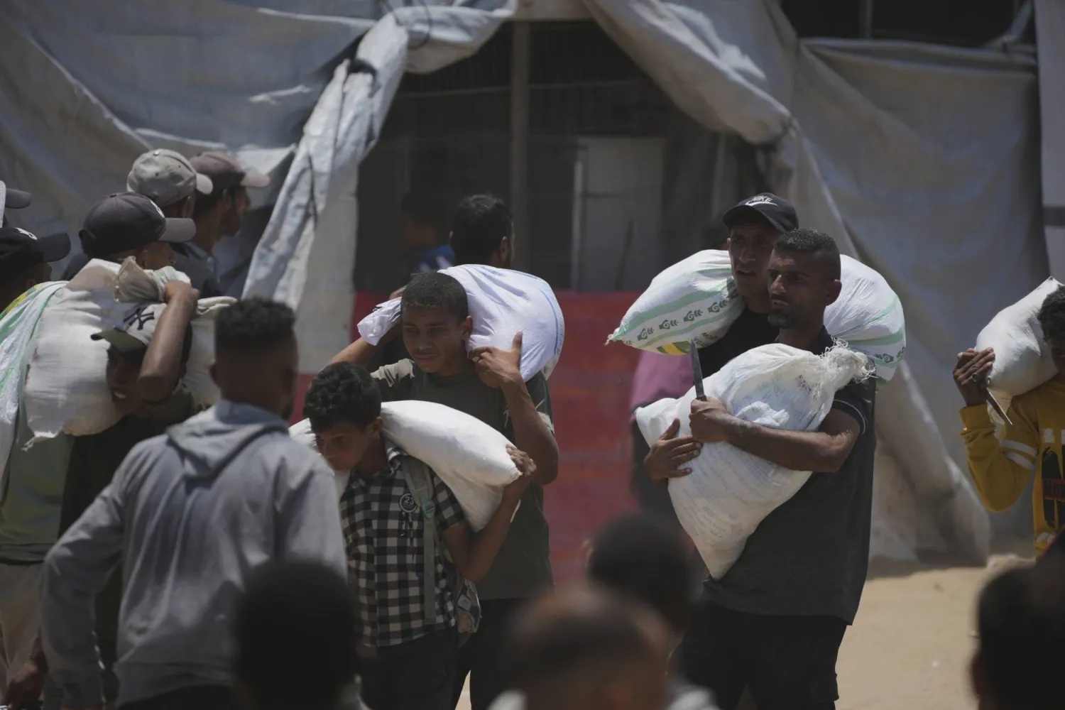 مقتل 51 فلسطينياً في غزة... وأوامر إخلاء إسرائيلية جديدة بشمال ووسط القطاع