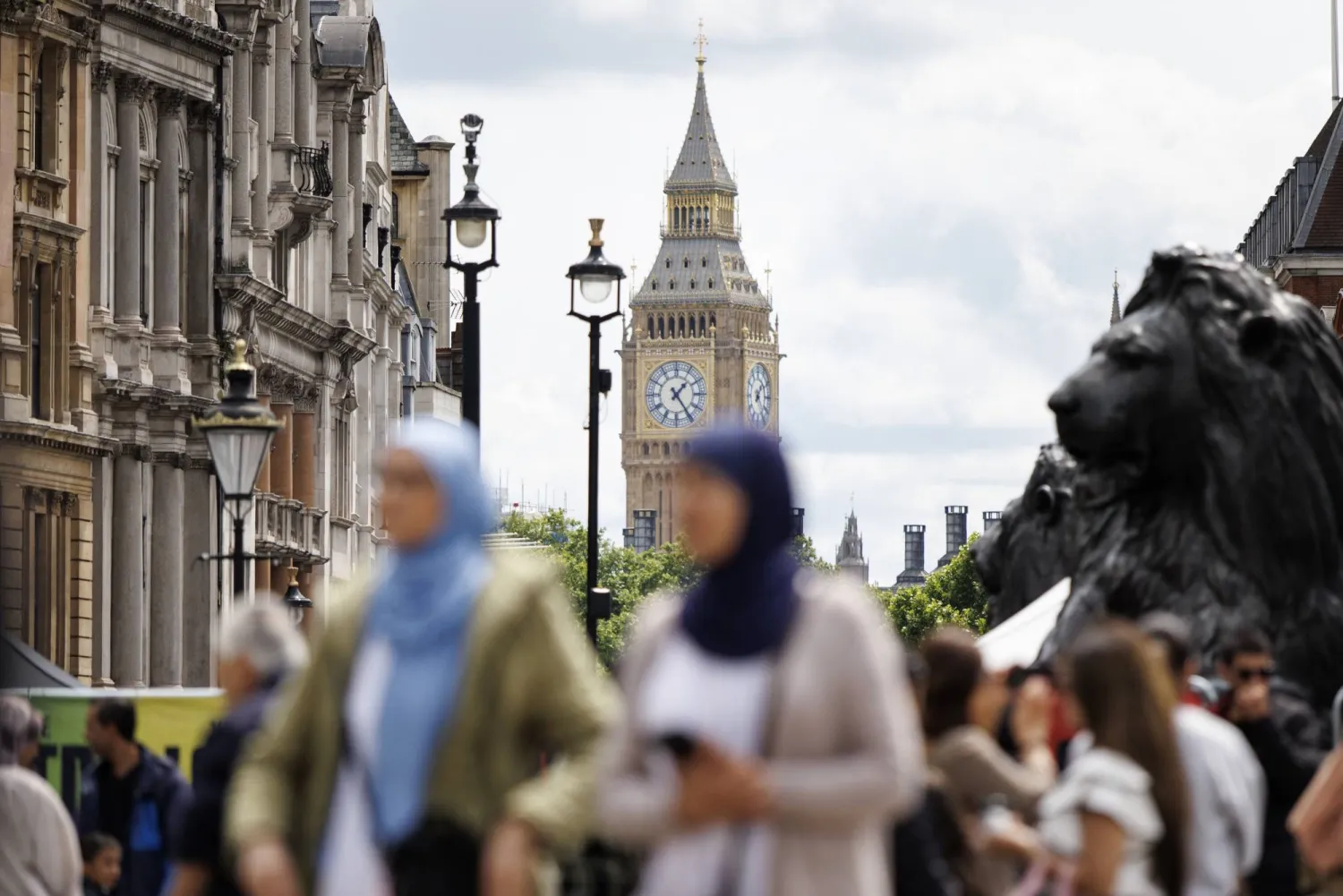 مسلمون يحتفلون بعيد الأضحى المبارك قرب ساعة بيغ بن في العاصمة البريطانية لندن (إ.ب.أ)