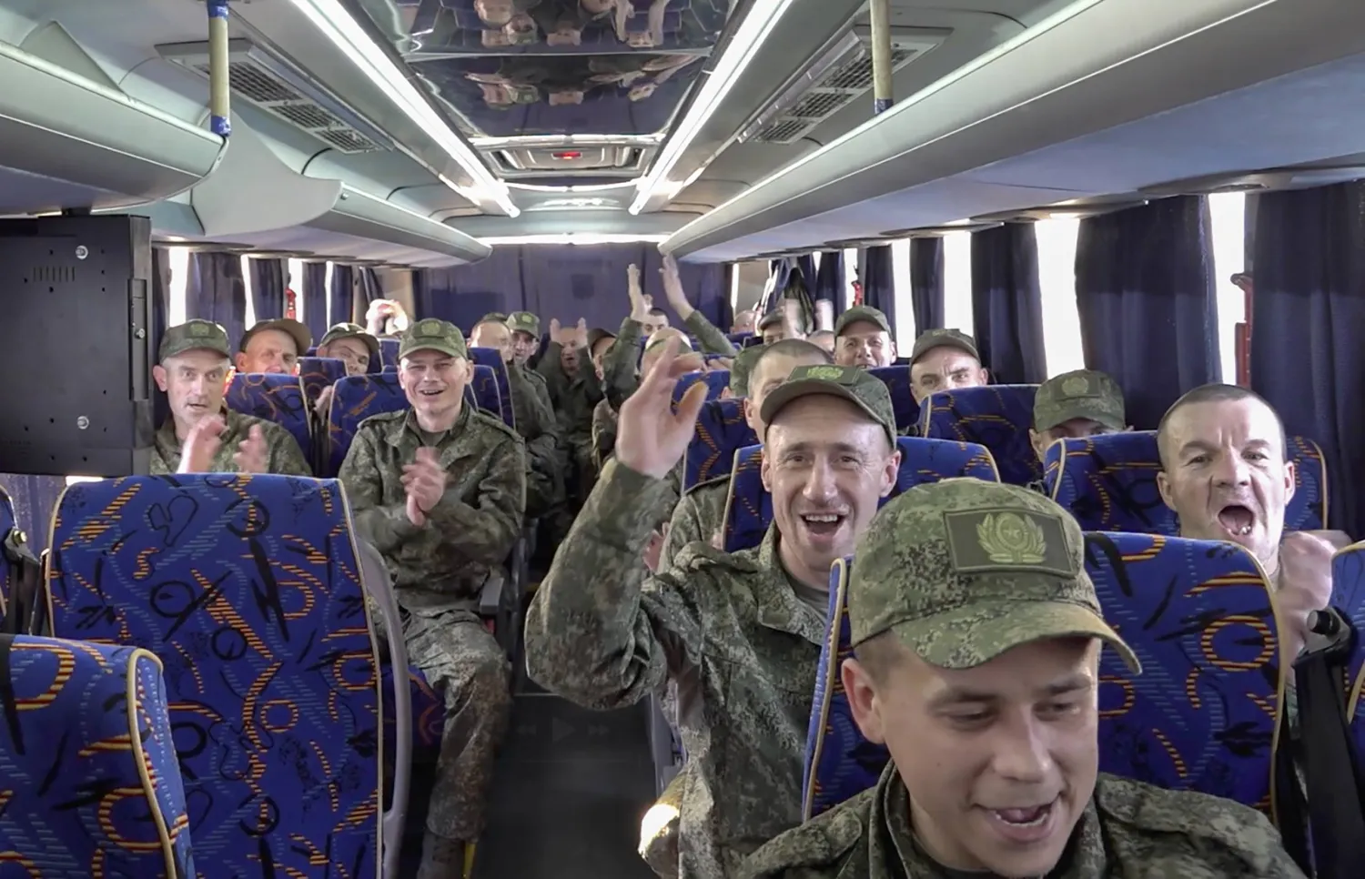 صورة بثَّتها وزارة الدفاع الروسية لجنود داخل حافلة بعد عودتهم إلى موسكو في إطار عملية تبادل أسرى مع كييف 25 مايو 2025 (أرشيفية - أ.ب)