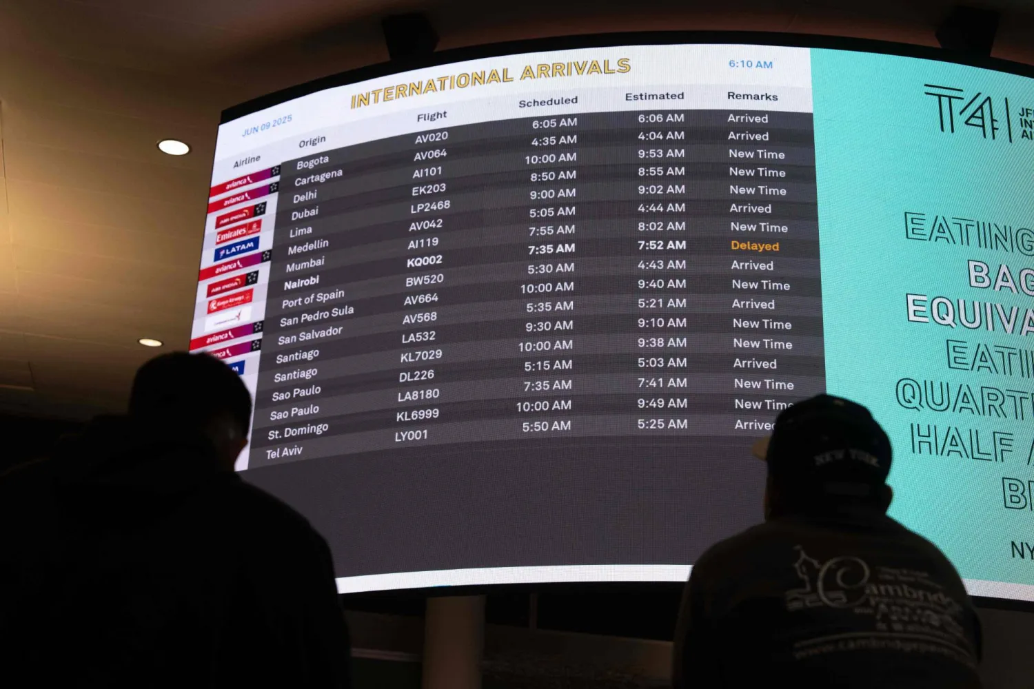 لوحة معلومات تُظهر الوافدين الدوليين في مطار جون إف كينيدي الدولي بمدينة نيويورك 9 يونيو 2025. دخل حظر سفر جديد أصدره الرئيس الأميركي دونالد ترمب ويقيد دخول مواطني 12 دولة حيز التنفيذ الاثنين (أ.ف.ب)