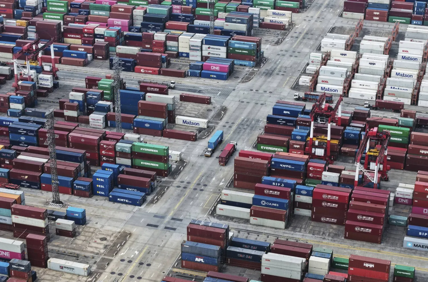 شاحنات وحاويات في ميناء شنغهاي الصيني (أ.ب)