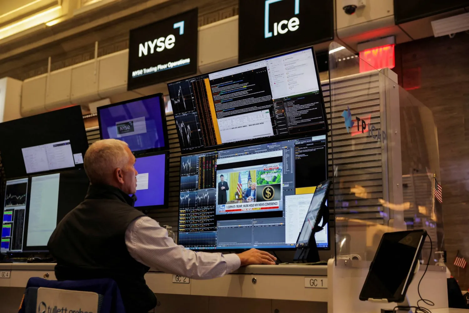 متداول يعمل في بورصة نيويورك (رويترز)