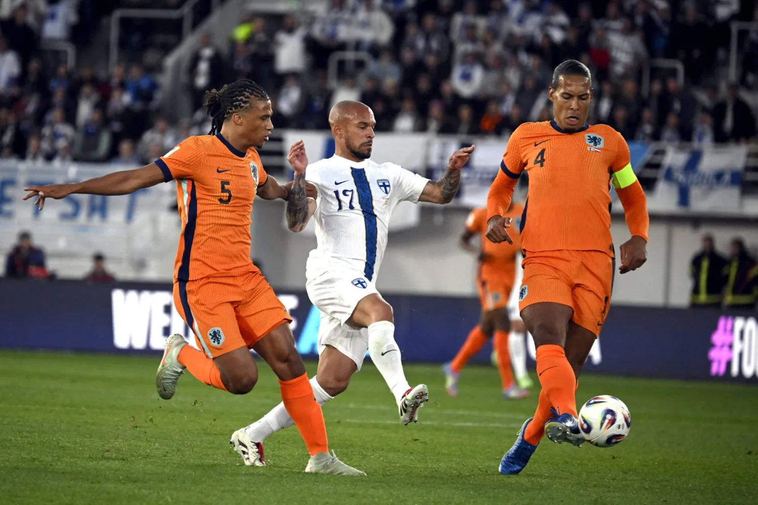 تبدو هولندا مرشحة فوق العادة لمواصلة انطلاقتها القوية ومطاردة بولندا المتصدرة (أ.ف.ب)