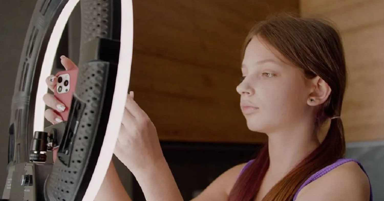 هوس العناية بالبشرة ينتشر بين المراهقات على «تيك توك» (جامعة نورث وسترن)