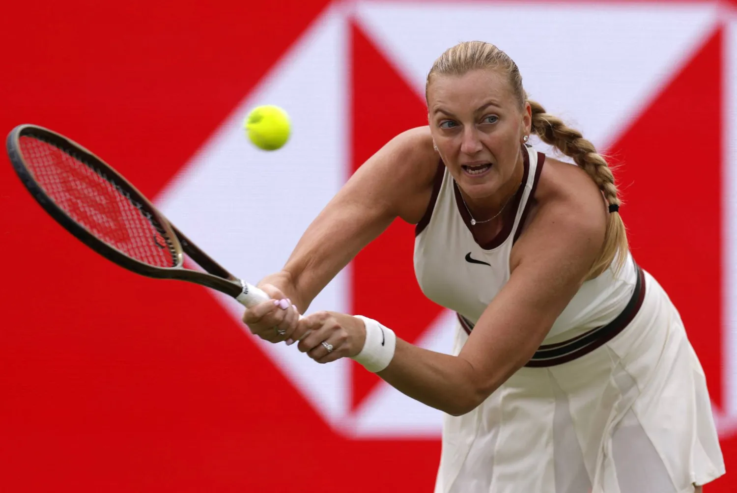 بطلة ويمبلدون السابقة بترا كفيتوفا ودّعت كوينز (رويترز)