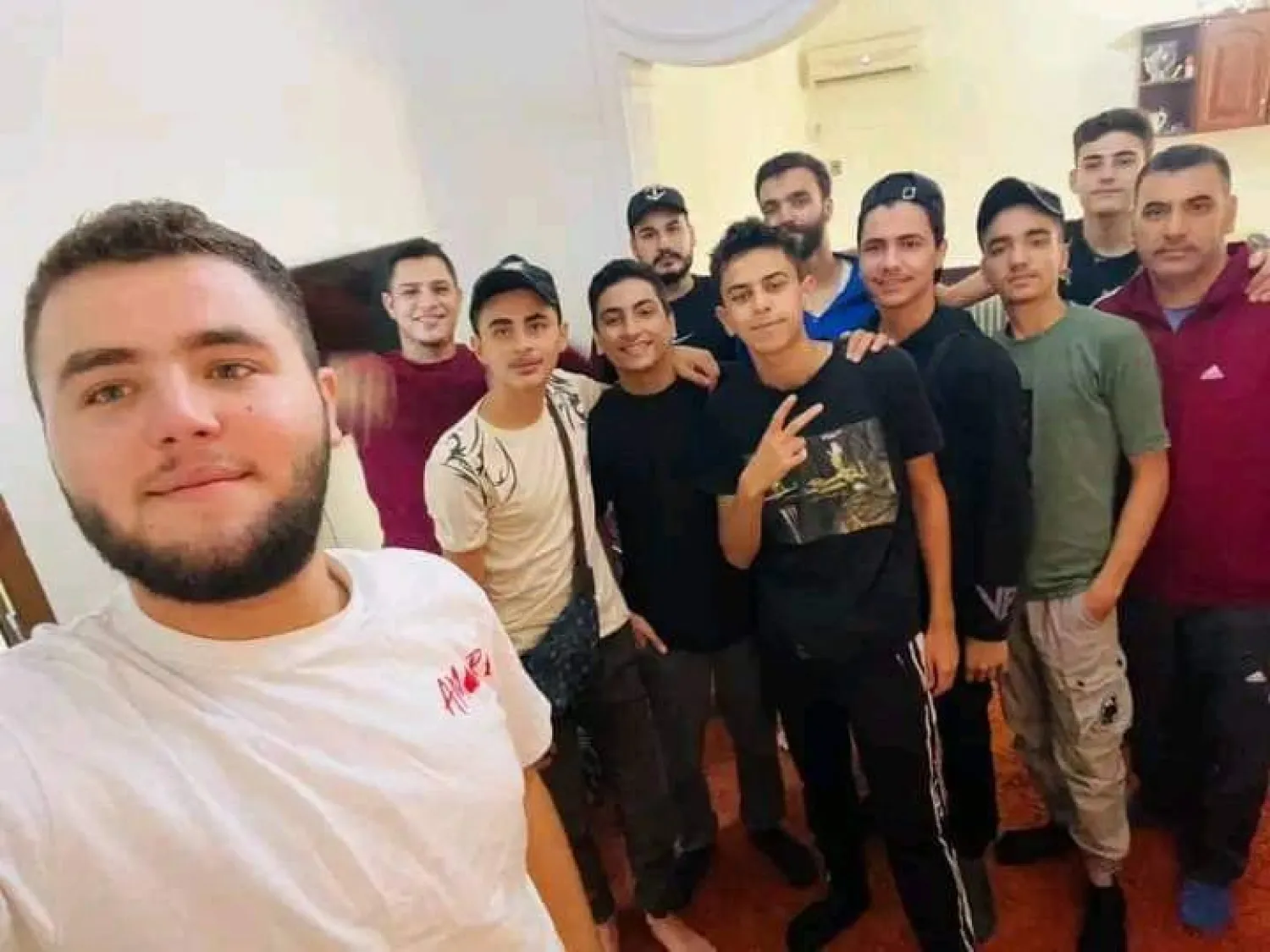 صورة لشبان سوريين غرق قاربهم قبالة ساحل ليبيا (الحقوقي طارق لملوم)