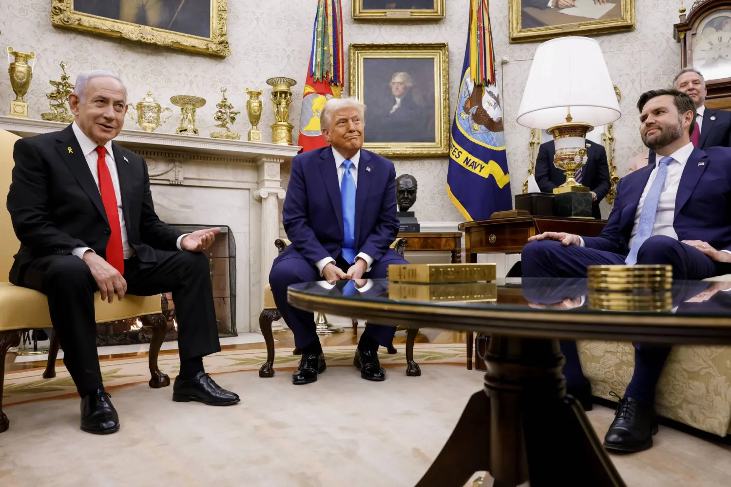 نتنياهو وترمب ونائب الرئيس الأميركي جي دي فانس خلال اجتماع في المكتب البيضاوي فبراير الماضي (غيتي)