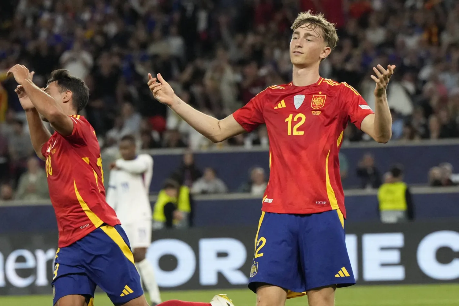 دين هويسين مدافع إسبانيا وريال مدريد الجديد (أ.ب)