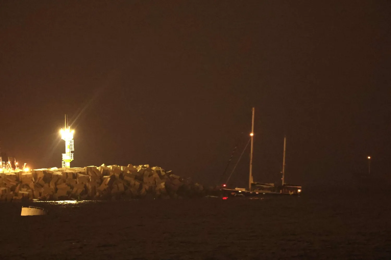 صورة تظهر سفينة المساعدات «مادلين» وهي تقترب من ميناء أشدود الإسرائيلي بعد اعتراضها من قبل القوات الإسرائيلية في 9 يونيو 2025 (أ.ف.ب)