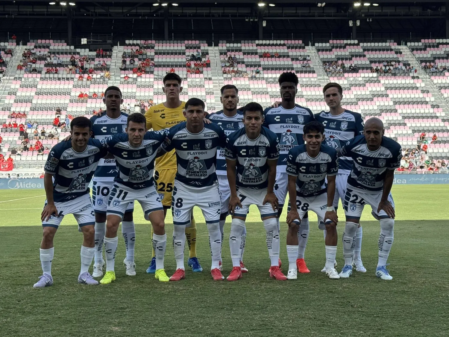 لاعبو باتشوكا في لقطة جماعية قبل مباراتهم الودية الأخيرة أمام الأهلي المصري (الشرق الأوسط)