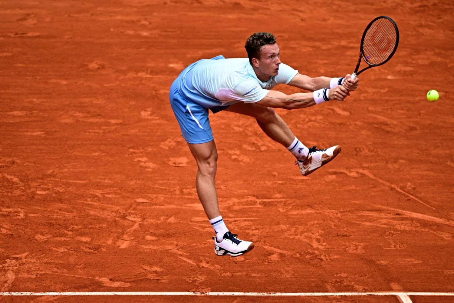 التشيكي ييري ليهيتشكا يتقدم في شتوتغارت (أ.ف.ب)