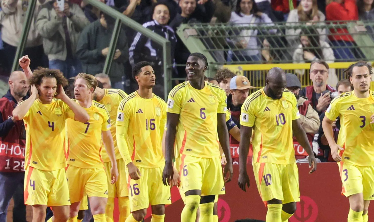 كيفن دي بروين ولاعبي بلجيكا بعد الفوز على ويلز (إ.ب.أ)