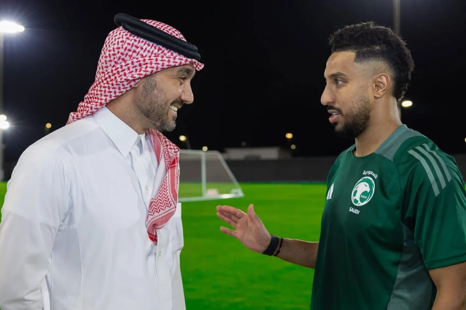 الفيصل في حديث مع الدوسري قائد المنتخب السعودي (وزارة الرياضة)