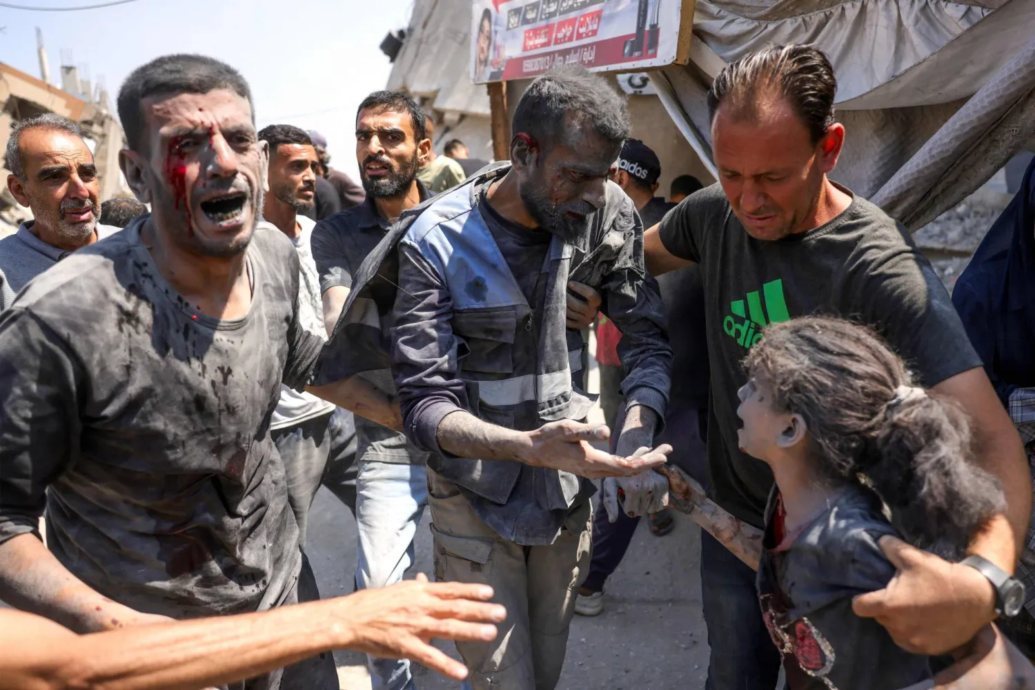 طفلة مصابة تندفع نحو قريب لها أنقذ من ركام منزل دمرته  ضربة إسرائيلية غرب جباليا في شمال قطاع غزة أمس (أ.ف.ب)