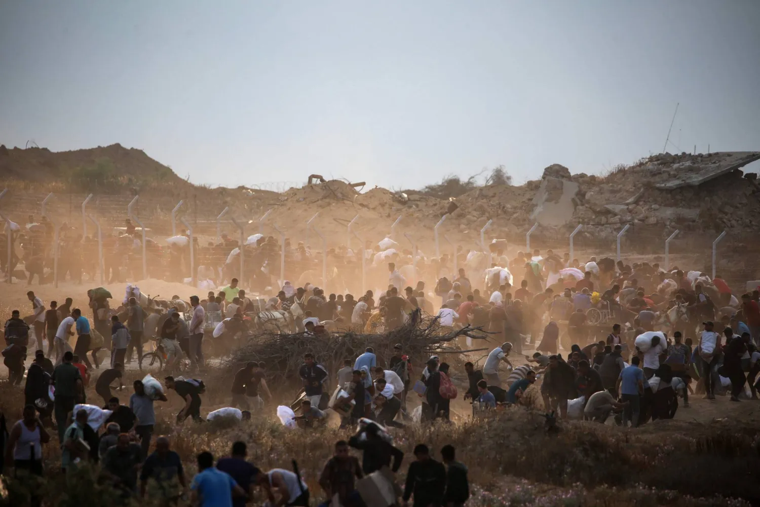 فلسطينيون يتضورون جوعا يحاولون انتزاع ما تيسر من مساعدات «مؤسسة غزة الإنسانية» (أ.ف.ب)