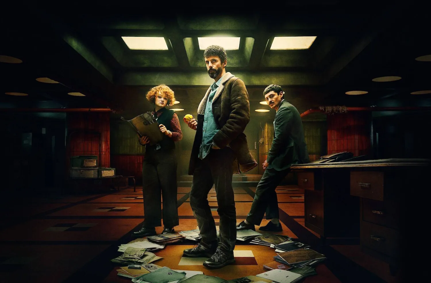 الممثل الإنجليزي ماثيو غود بشخصية المحقق كارل إلى جانب فريقه الصغير (نتفليكس)