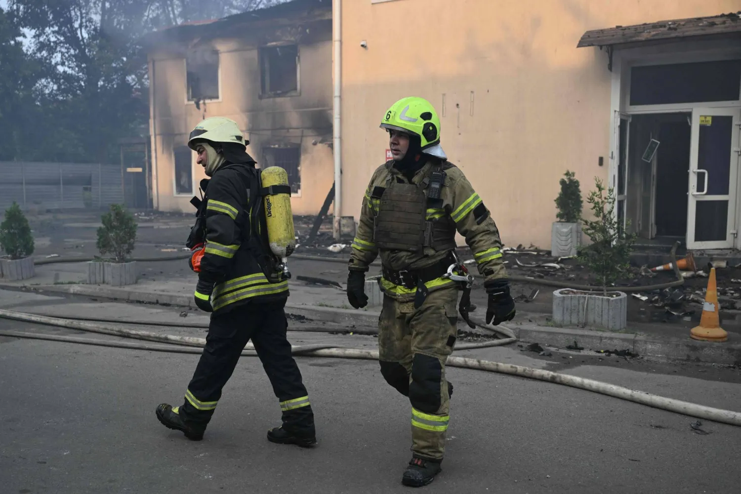 رجال إطفاء في موقع تعرض لضربات روسية بكييف (أ.ف.ب)