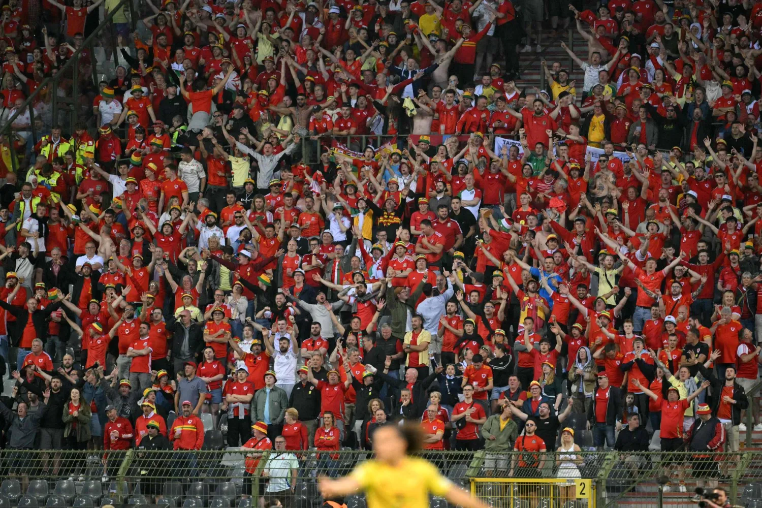 نقل أحد مشجعي منتخب ويلز للمستشفى أمس (الاثنين) بعد سقوطه من المدرجات (أ.ف.ب)