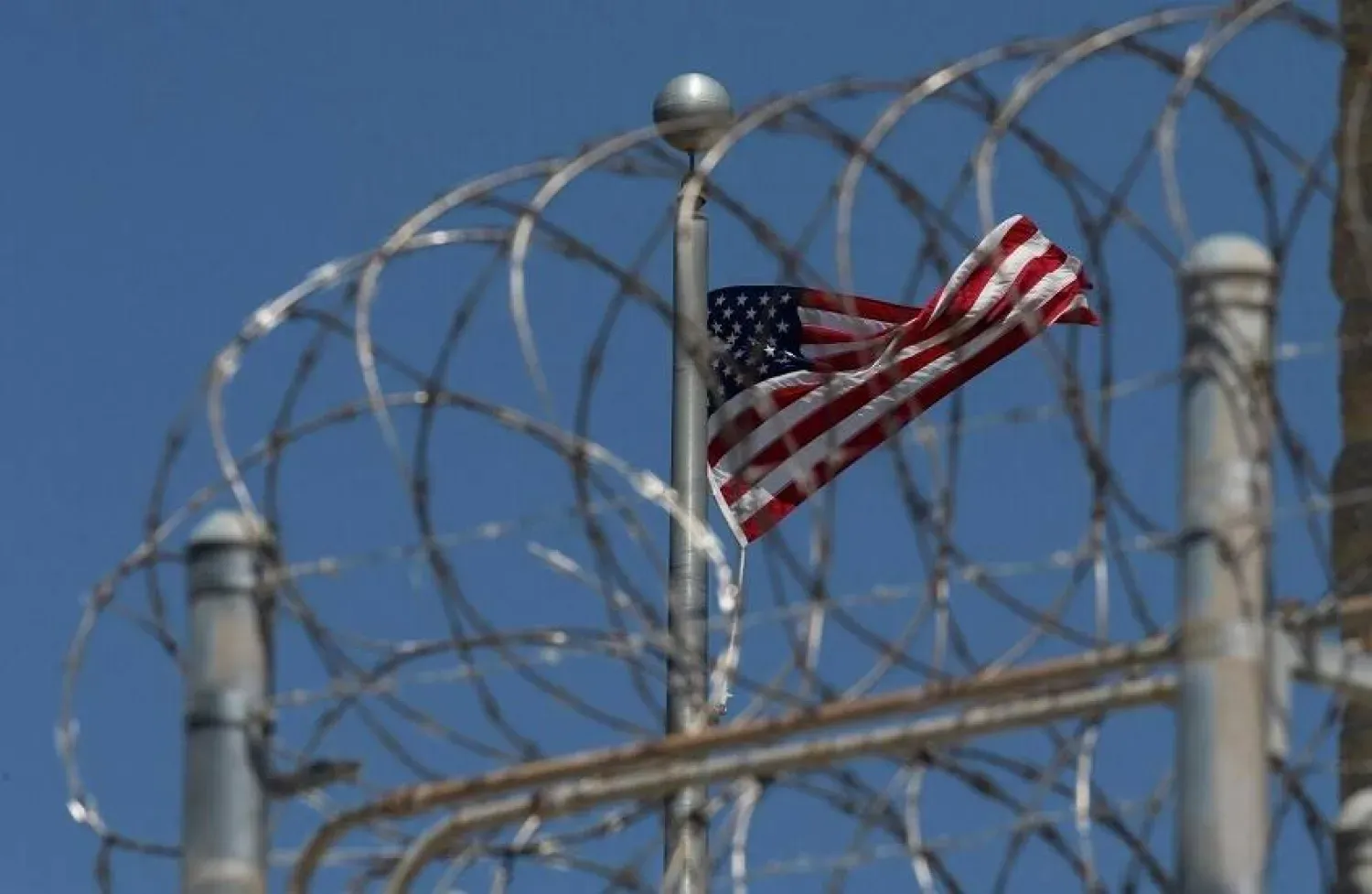 Guantanamo Körfezi gözaltı kampının etrafındaki dikenli teller (AP)