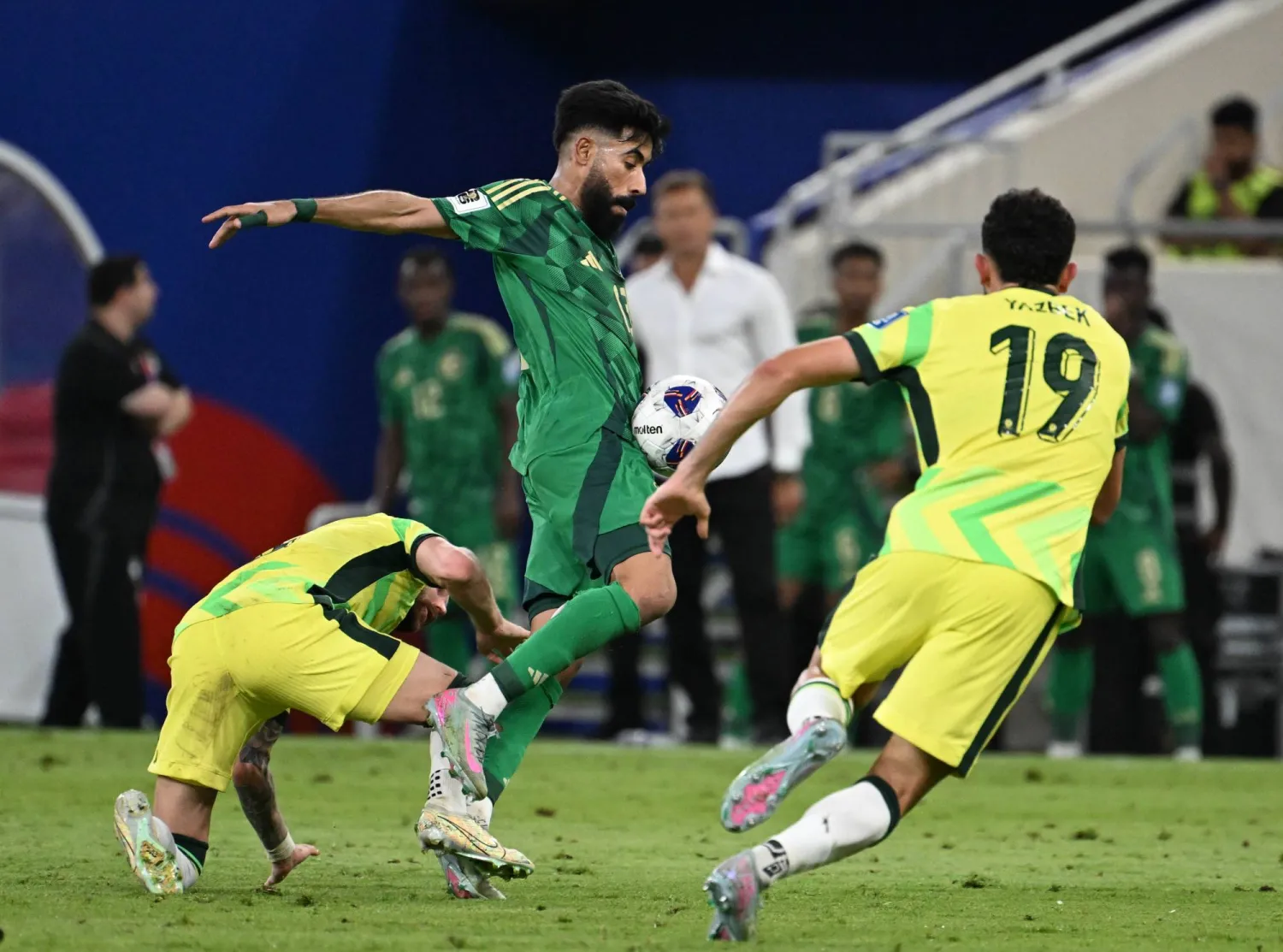 نواف بوشل محاصرا من لاعبين أستراليين (تصوير: علي خمج)