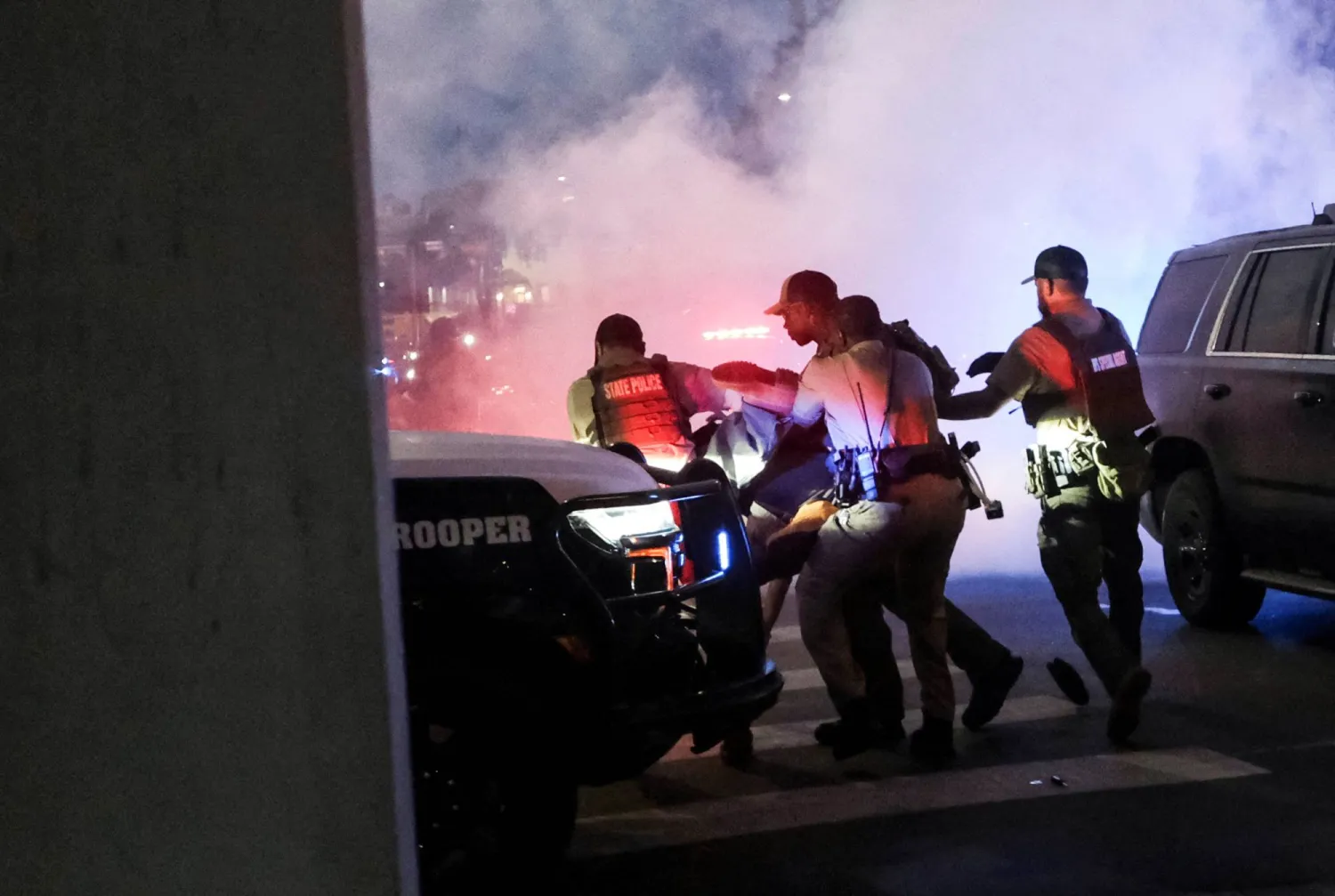 الشرطة احتجزت شخصاً خلال مسيرة تضامناً مع احتجاجات لوس أنجليس ضد عمليات التفتيش الفيدرالية للهجرة في أوستن بولاية تكساس (رويترز)