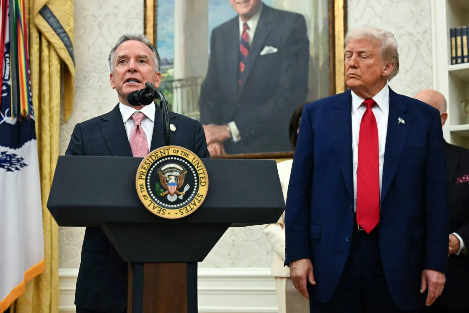 المبعوث الأميركي الخاص للشرق الأوسط ستيف ويتكوف يتحدث وبجواره الرئيس الأميركي دونالد ترمب في البيت الأبيض 28 مايو 2025 (أ.ف.ب)