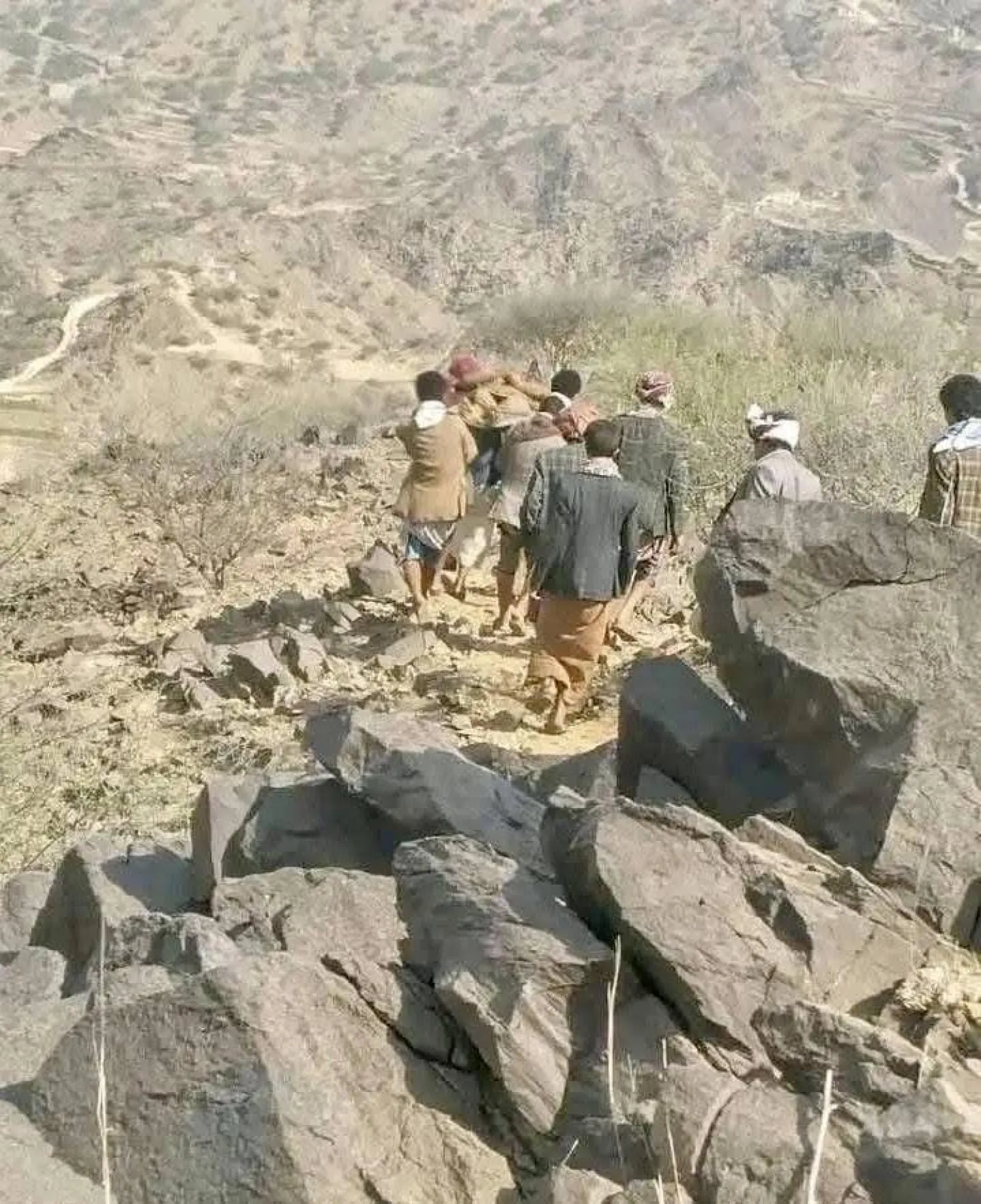 بأدوات بدائية تولى الأهالي انتشال جثامين الضحايا في حجة اليمنية (إعلام محلي)