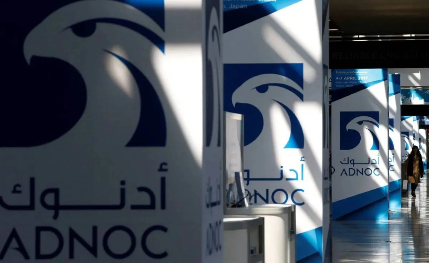 شعار «أدنوك» على لوحات بأحد المعارض (رويترز)