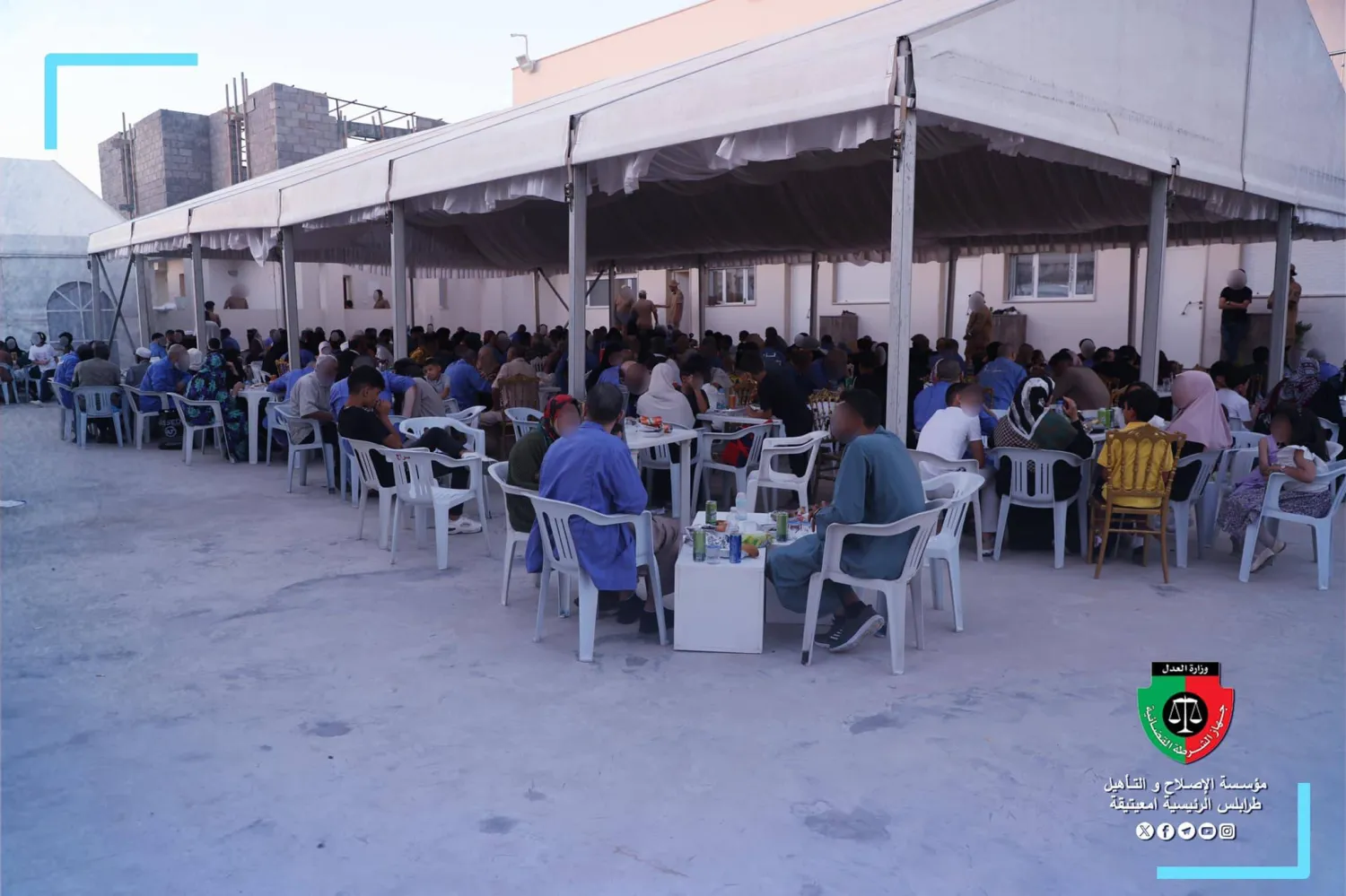 نزلاء في سجن معيتيقة المركزي خلال زيارة من قِبل أهلهم وذويهم (الصفحة الرسمية للسجن)