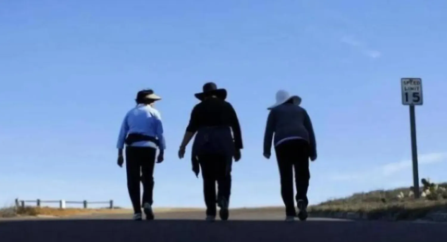 سرعة مشي الشخص قد تكشف عن معدل شيخوخة إدراكه (رويترز)