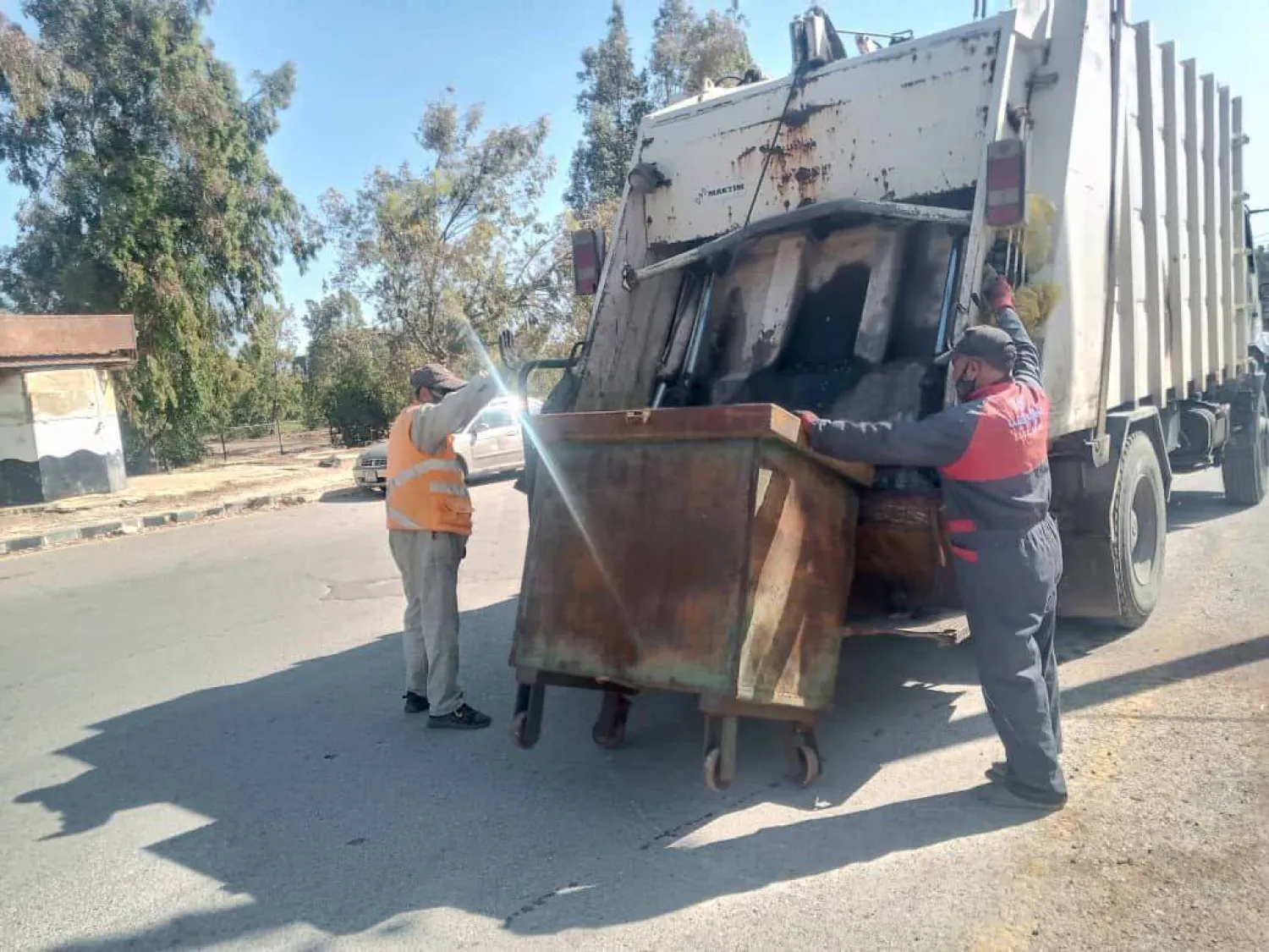 الجيش الإسرائيلي يحتجز سيارة وثلاثة عمال نظافة لدى مجلس مدينة القنيطرة (محافظة القنيطرة)