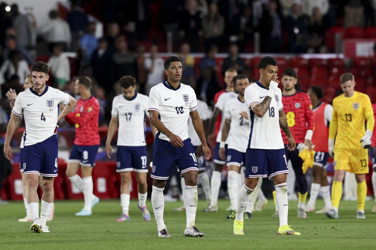 لاعبو إنجلترا محبطون بعد الخسارة من السنغال (إ.ب.أ)