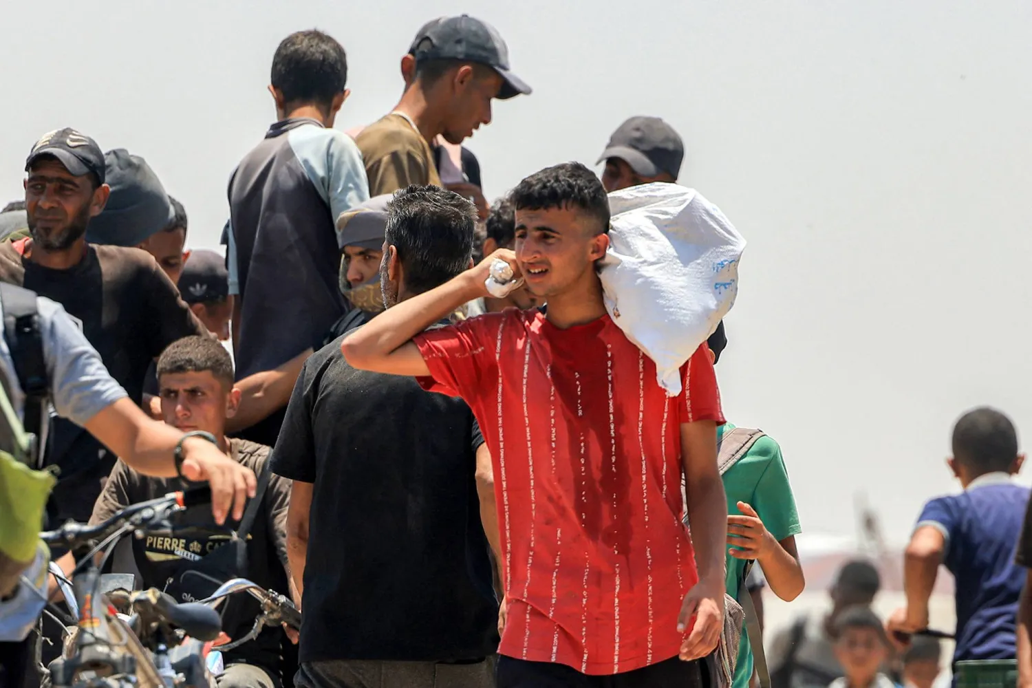نازحون فلسطينيون يتسلمون مساعدات إنسانية من مؤسسة تدعمها الولايات المتحدة في رفح جنوب قطاع غزة (أ.ف.ب)