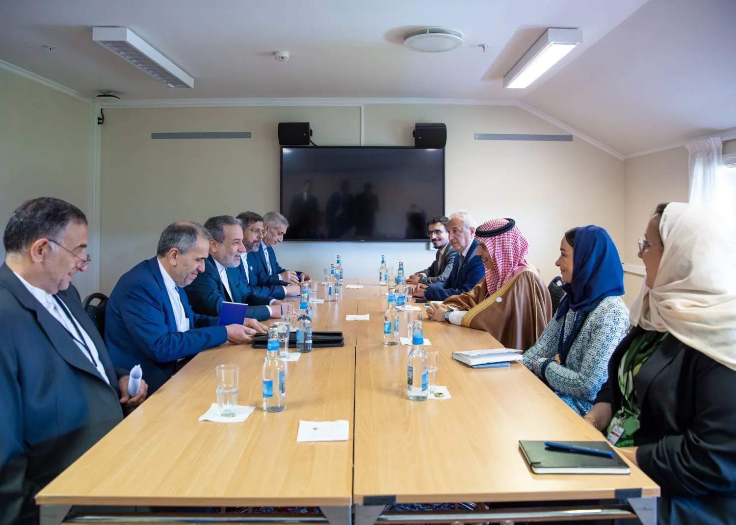 الأمير فيصل بن فرحان لدى لقائه الوزير عباس عراقجي على هامش «منتدى أوسلو» الأربعاء (الخارجية السعودية)